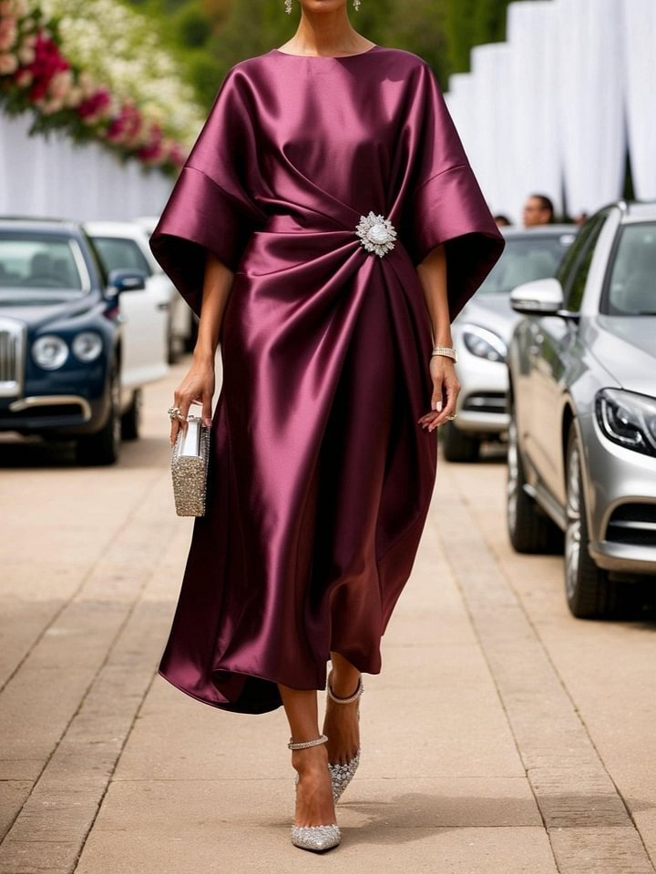 „Isabella“ – Satin Kleid mit Blumen- & Perlen-Details