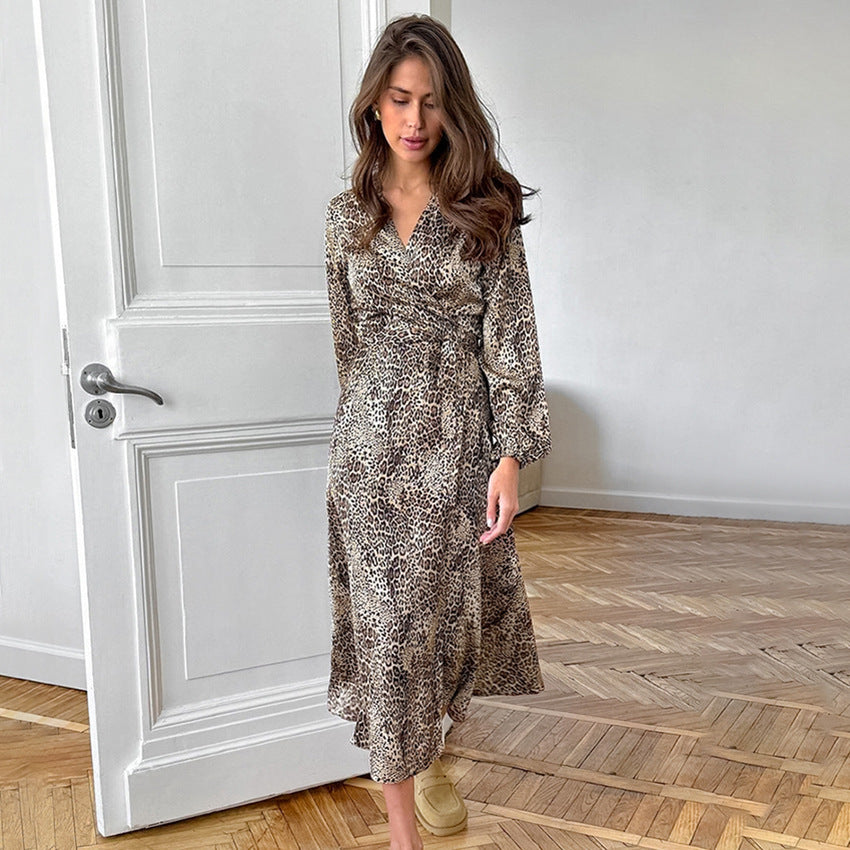 „Valeria“ – Satin Kleid mit Leopardenmuster