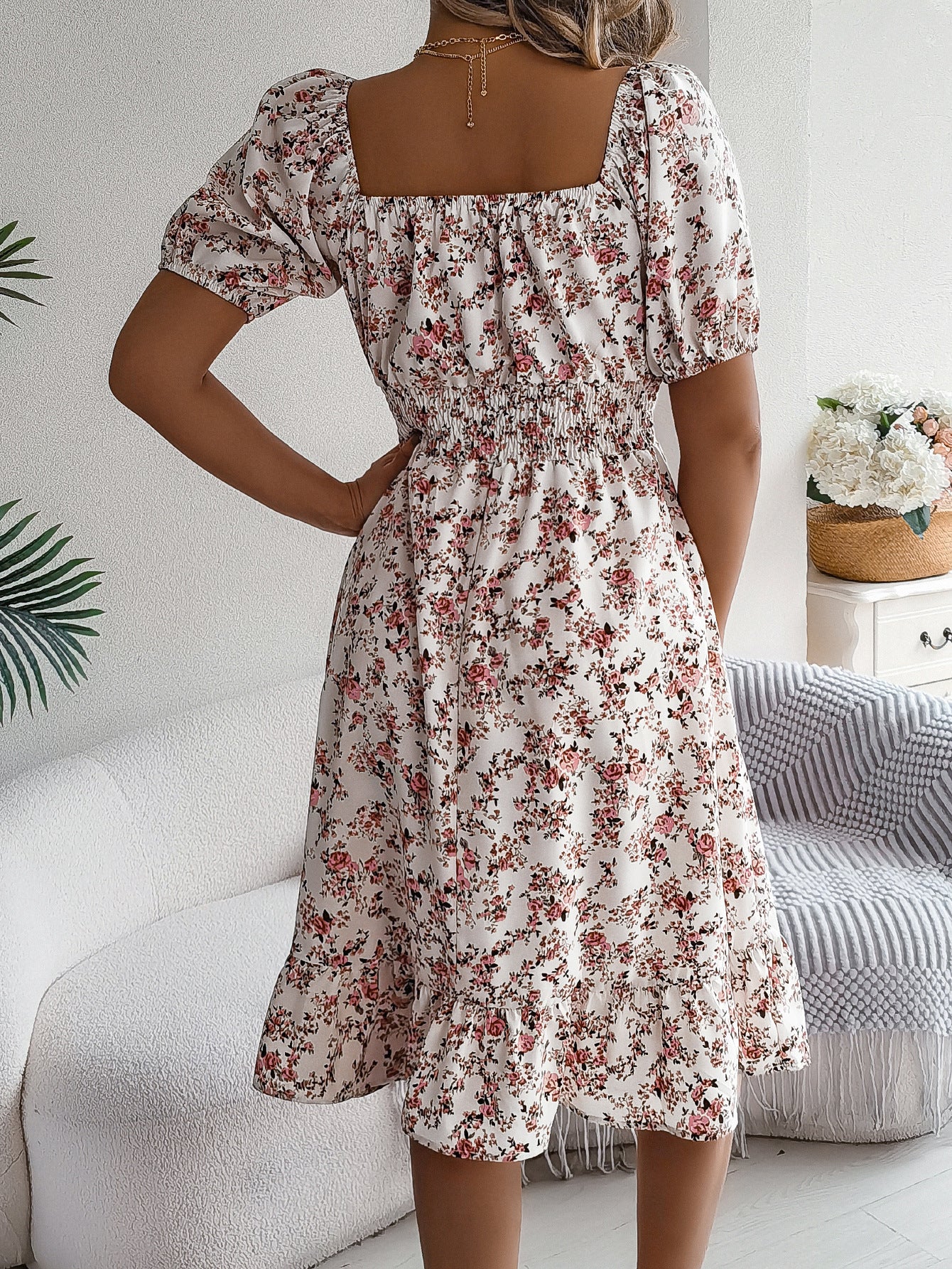 Clara“ – Kleid mit Karrée-Ausschnitt & Rüschen