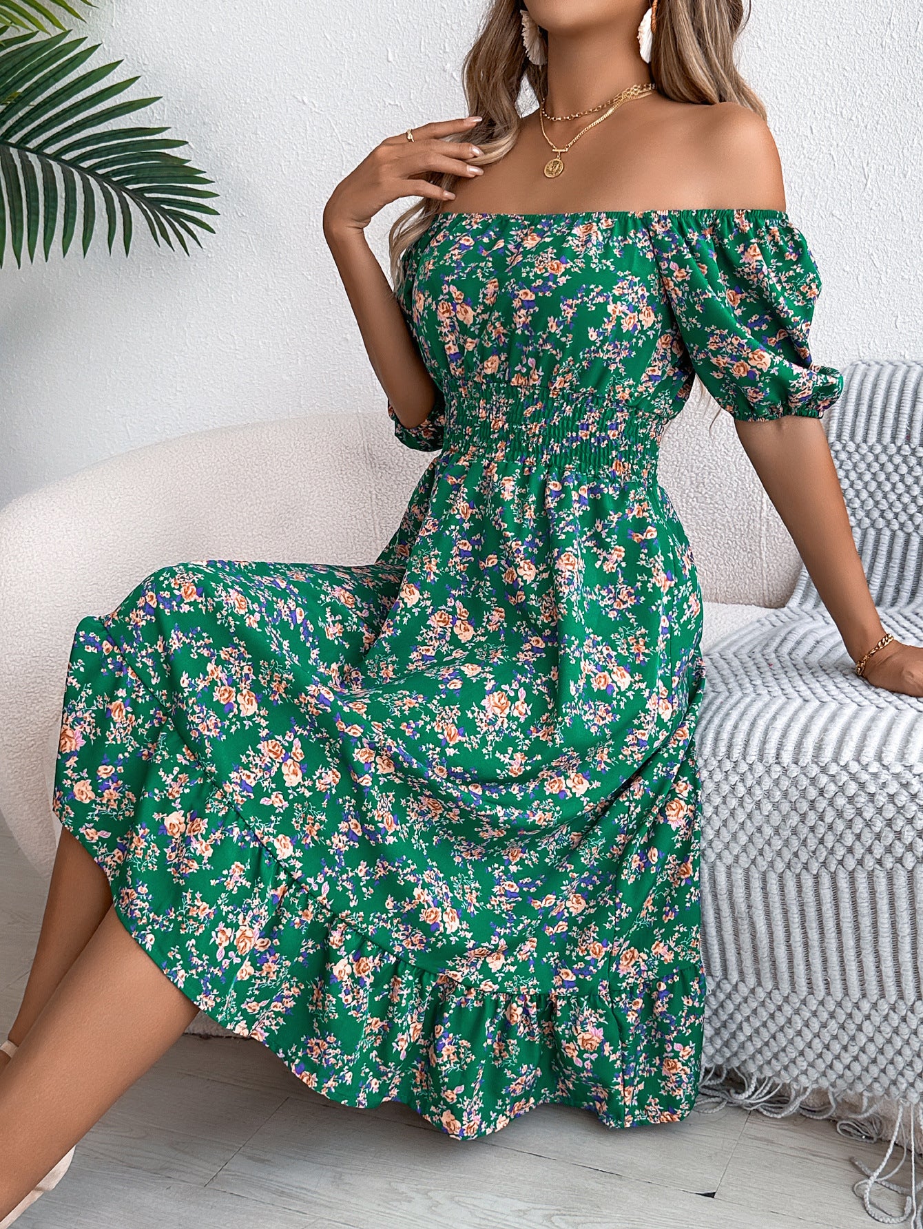 Clara“ – Kleid mit Karrée-Ausschnitt & Rüschen