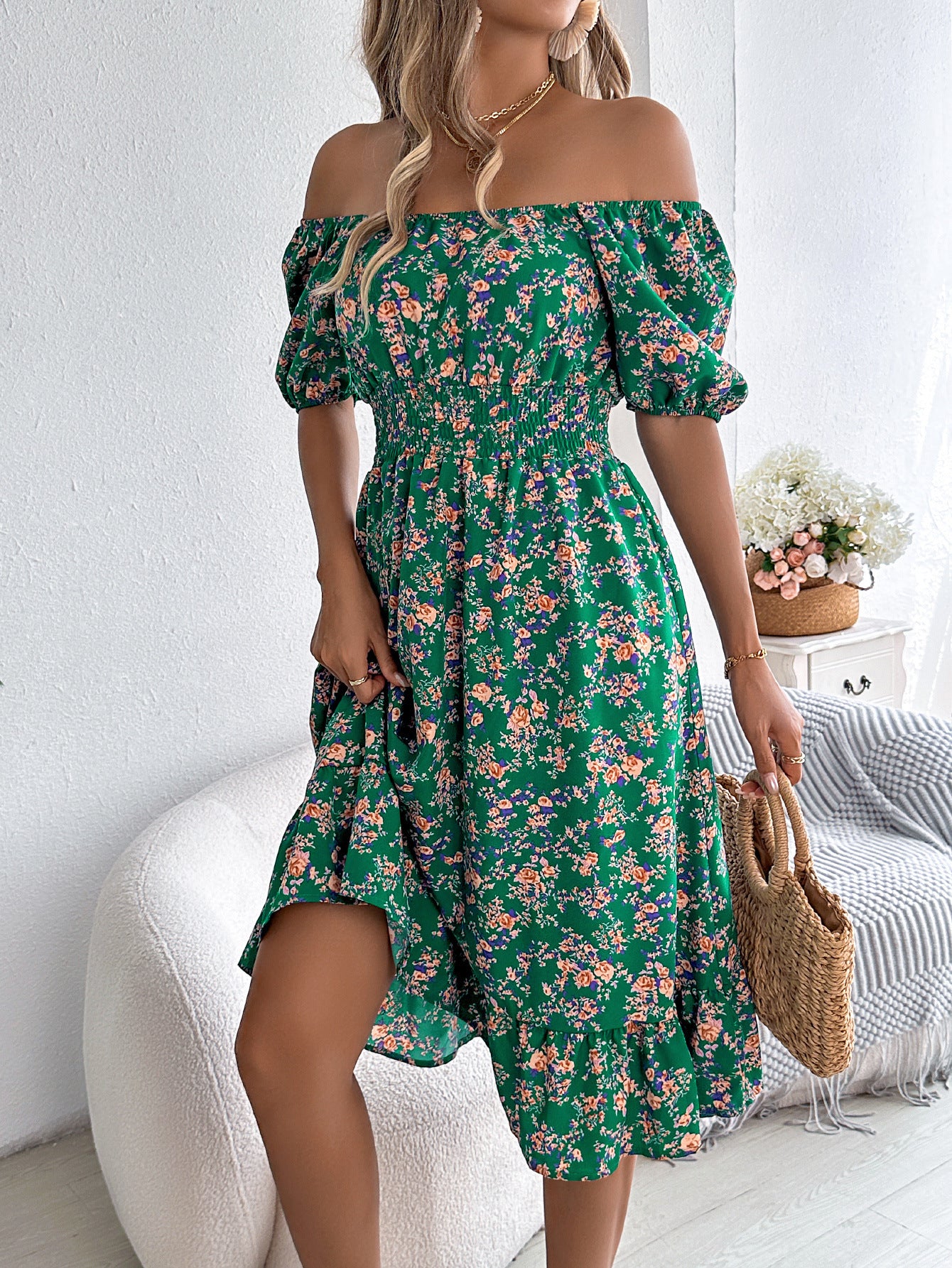 Clara“ – Kleid mit Karrée-Ausschnitt & Rüschen