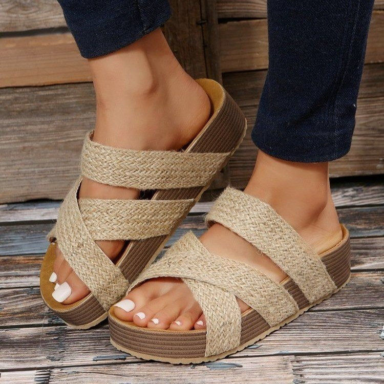Livia“ – Geflochtene Cross-Strap Slipper