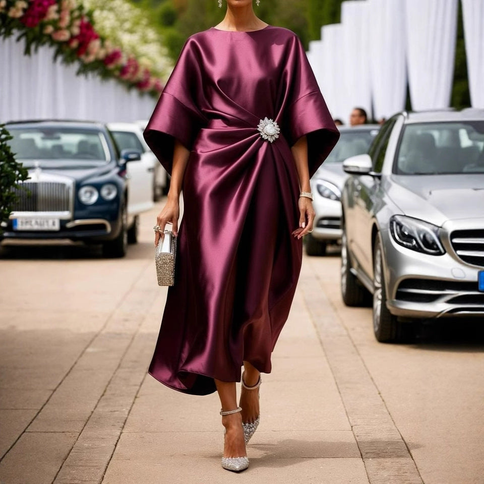 „Isabella“ – Satin Kleid mit Blumen- &amp; Perlen-Details